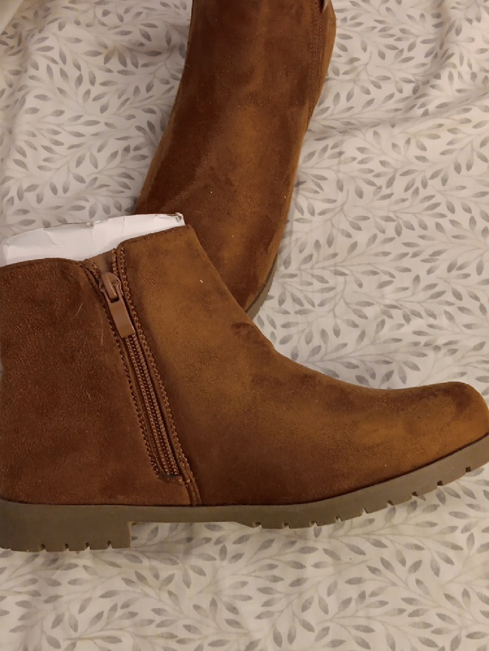 NWT- Girls Charles David Brown Suede Ankle Boots. Size 4 - Picture 3 of 4